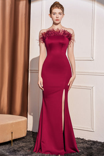 Vestido de fiesta sirena sin tirantes burdeos con plumas